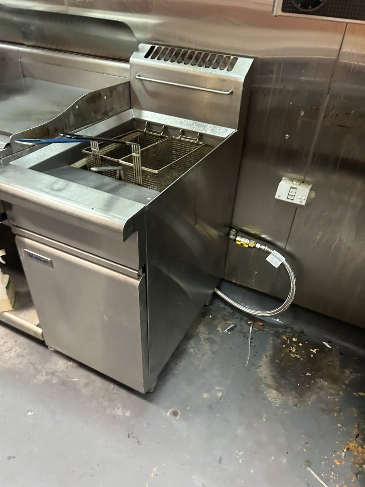 Commercial deep fryer connected to gas with a braided hose
